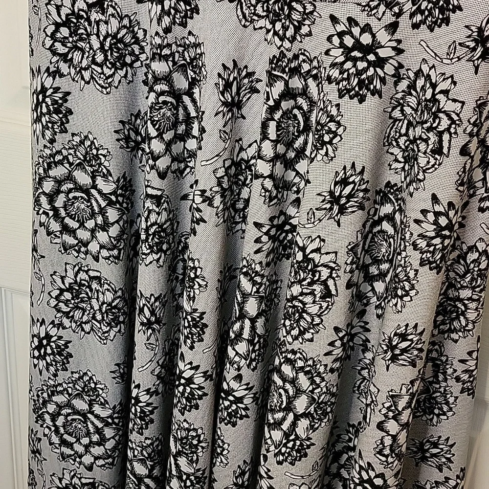 LuLaRoe Dress Nicole 2XL Black Gray White Floral Lace Pattern Short Sleeve - Picture 3 of 5